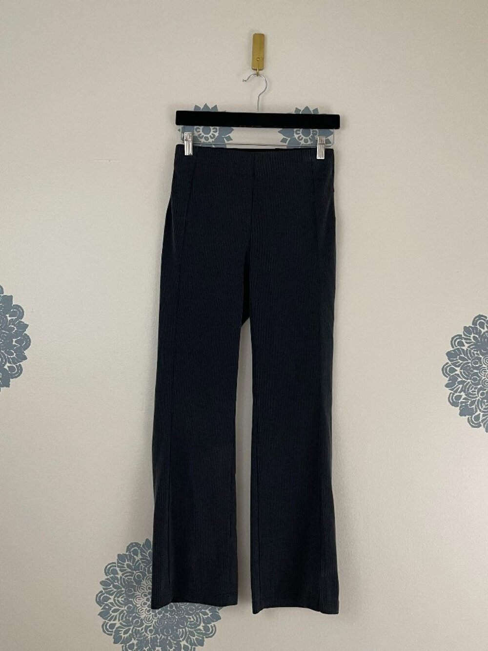 Lululemon Ribbed Softstreme Flared Pant *Short in Black Size 6